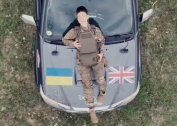 Mjekëve ukrainas që veprojnë në frontin e luftës Dua Lipa ua çon dhuratë një veturë