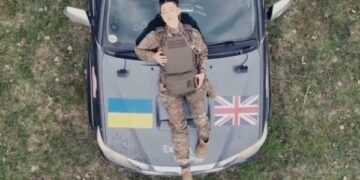 Mjekëve ukrainas që veprojnë në frontin e luftës Dua Lipa ua çon dhuratë një veturë