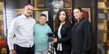 Osmani viziton familjen e Afrim Bunjakut: Ra në krye të detyrës duke mbrojtur Republikën