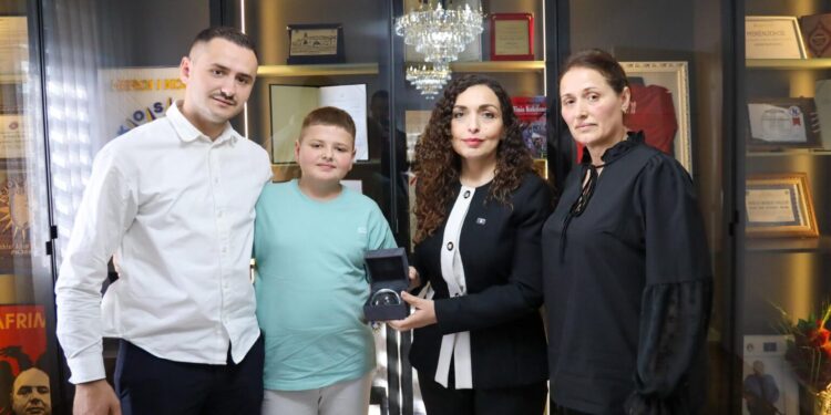 Osmani viziton familjen e Afrim Bunjakut: Ra në krye të detyrës duke mbrojtur Republikën