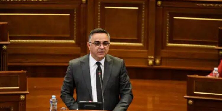 Tahiri: Këtu jemi, s’kemi në plan m’u largu