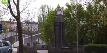 Në Mitrovicën e Veriut është i pranishëm një memorial në cirilikë, ku UÇK-ja cilësohet si “t*rror*st*”