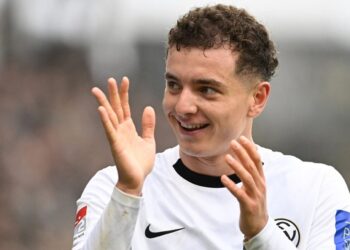 Fisnik Asllani “bombardon” portën/VIDEO