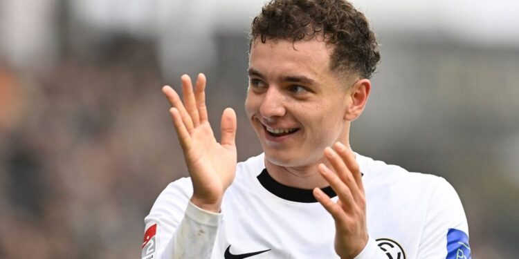 Fisnik Asllani “bombardon” portën/VIDEO