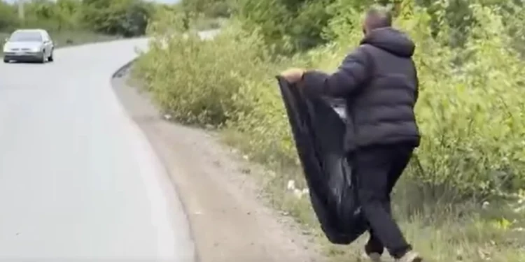 Qytetari që pastron fshatin prej 10 vitesh gjobitet nga Policia