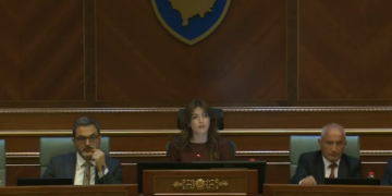 Pak minuta pas nisjes Haxhiu ndërpren seancën për presidentin, paralajmëron atë të radhës në orën 23:00