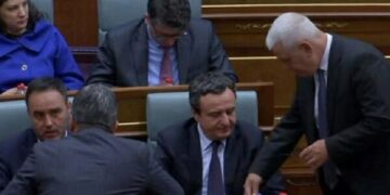 Çfarë mesazhi i solli, Kurti lexon diçka për disa sekonda në telefonin e Sveçlës