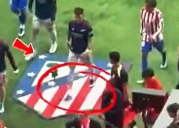 Incidenti në fund, Simeone dhe djali i tij e sulmuan fizikisht mbrojtësin e Arsenalit