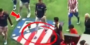 Incidenti në fund, Simeone dhe djali i tij e sulmuan fizikisht mbrojtësin e Arsenalit