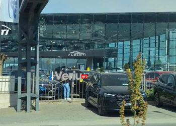 Policia prej mbrëmë pranë autosallon Alberti, dyshohet për gjuajtje me armë (Foto)