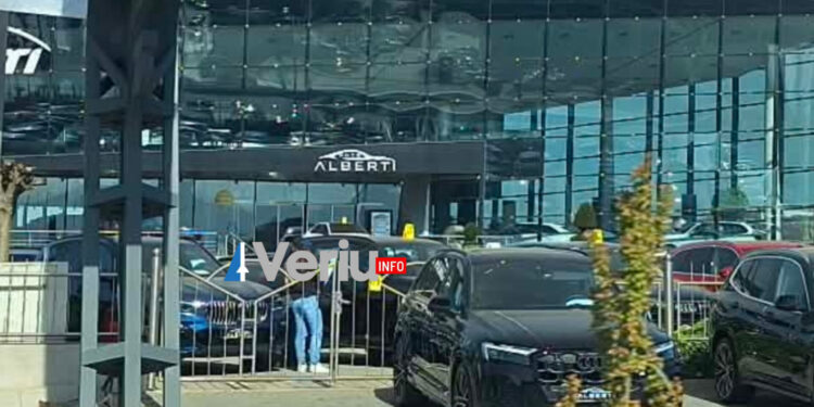 Policia prej mbrëmë pranë autosallon Alberti, dyshohet për gjuajtje me armë (Foto)