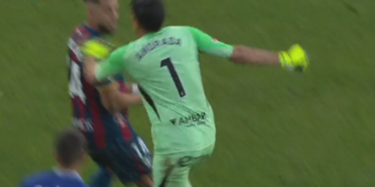 Incident në ligën spanjolle, portieri godet me grusht lojtarin kundërshtar