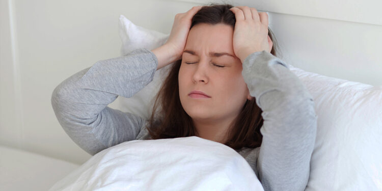 Jastëku mund të rrisë presionin në sy dhe rrezikun për shikimin