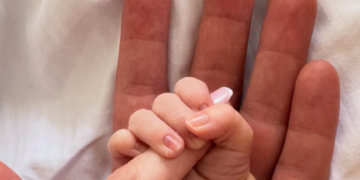 Këngëtari shqiptar bëhet baba për herë të parë, publikon edhe foto