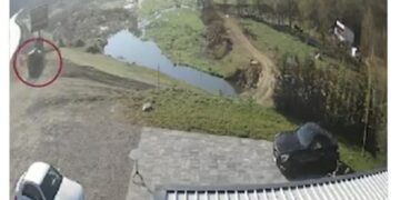 Pamje kur shoferi e humb kontrollin e bie në liqenin e livoqit në Gjilan