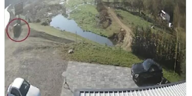 Pamje kur shoferi e humb kontrollin e bie në liqenin e livoqit në Gjilan