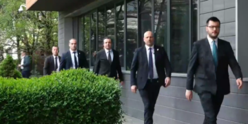 Me pesë truproje pas vete, Kurti arrin në Kuvend për takim me Abdixhikun: Do flasim pas takimit