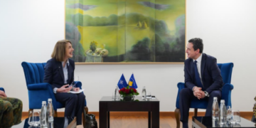 Kurti pret në Qeveri zyrtaren e lartë të NATO-s, i kërkon ndihmë për FSK-në, preket edhe tema e çuarjes së ushtrisë në Gaza