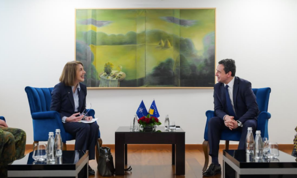 Kurti pret në Qeveri zyrtaren e lartë të NATO-s, i kërkon ndihmë për FSK-në, preket edhe tema e çuarjes së ushtrisë në Gaza