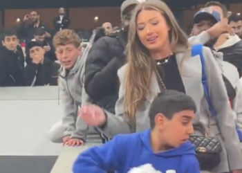 Rashica po ia gjuante fanellën gruas së tij, tifozi i vogël e kap fanellën dhe ikë me vrap