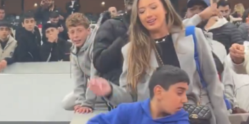 Rashica po ia gjuante fanellën gruas së tij, tifozi i vogël e kap fanellën dhe ikë me vrap