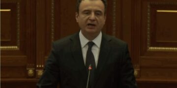 Kurti sulmon rëndë mediat: “Para me thasë – argat të armiqve tanë