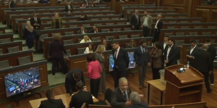 Çmenduri politike e VV-së: Në kundërshtim me Kushtetutën, me veç 64 deputetë në sallë, nis votimi për Presidentin