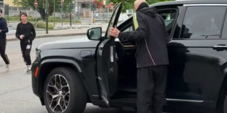 Spalletti bën sikur po ia vjedh veturën Zhegrovës