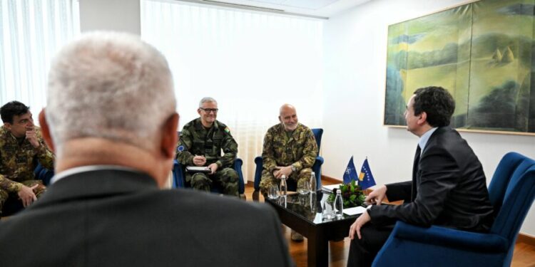 Kurti pret në takim delegacionin e Komitetit Ushtarak të NATO-s, u flet për “rritjen e nivelit të sigurisë në vend, me theks në veri”