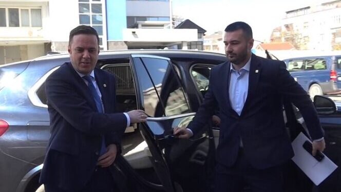 Abdixhiku duke hyrë në Kuvend: Të shohim tash, pas takimit deklarohemi