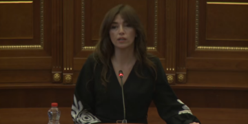 Haxhiu e nis seancën për ofendimet e deputetit Geci: Nuk do të lejojë që foltorja e kuvendit të përdoret për sulme të tilla