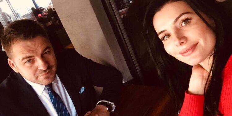 Dikur familjarët ishin vetëm për dasma, sot në pozita të larta shtetërore – Armend Muja e “rehaton” gruan si drejtoreshë në një departament të MINT-it