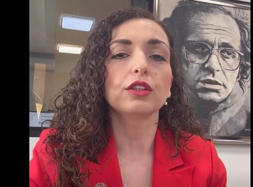 “Rrugët që u mbyllën nga padrejtësitë, hapen nga populli”, pas shpërndarjes së Kuvendit vjen reagimi nga ish-presidentja Osmani(VIDEO)