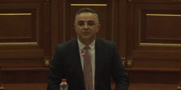 Besnik Tahiri pas seancës: Kjo që ndodhi sonte është tentim për grusht-shtet dhe puç kushtetues