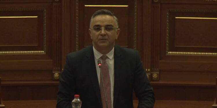 Besnik Tahiri pas seancës: Kjo që ndodhi sonte është tentim për grusht-shtet dhe puç kushtetues
