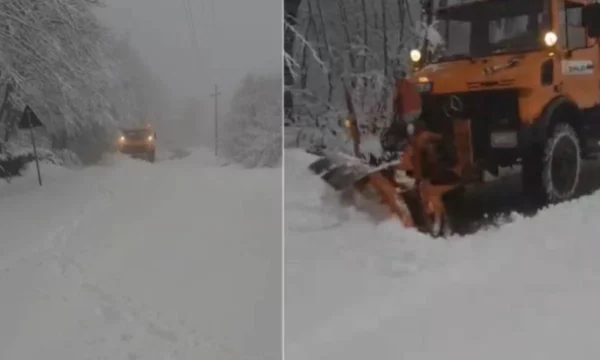 Zbardhet qarku i Korçës në Shqipëri, trashësia e borës deri në 25 cm