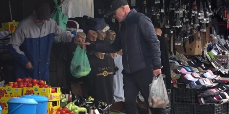 Gjashtë euro vezët, shtrenjtohen edhe perimet – ankohen qytetarët e tregtarët thonë se s’kanë konsumatorë