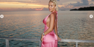 Dolce shkëlqen me pozat buzë detit