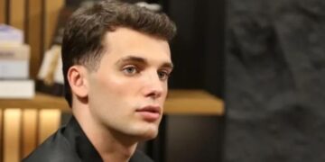 “Je ëndrra e çdo vajze”/ Media greke: Politikani i ri shqiptar që është bërë viral në TikTok për pamjen e tij