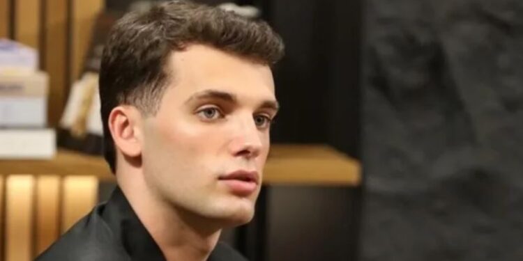 “Je ëndrra e çdo vajze”/ Media greke: Politikani i ri shqiptar që është bërë viral në TikTok për pamjen e tij