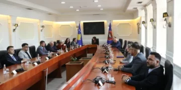 Përfaqësuesit e partive parlamentare shkojnë në Presidencë, nis takimi konsultativ për datën e zgjedhjeve