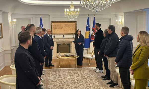 Presidentja Osmani dekoron futbollistët e Kosovës