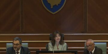 Haxhiu thirrje deputetëve të opozitës: Jeni në zyra, zbritni poshtë në seancë për Presidentin