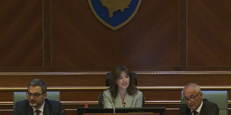 Haxhiu thirrje deputetëve të opozitës: Jeni në zyra, zbritni poshtë në seancë për Presidentin