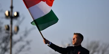 Rënia e Orban pas 16 vitesh në pushtet, çfarë do të thotë ky rezultat për Hungarinë dhe botën?