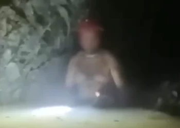 Minatori shpëtohet pasi mbeti i bllokuar nën tokë për 14 ditë