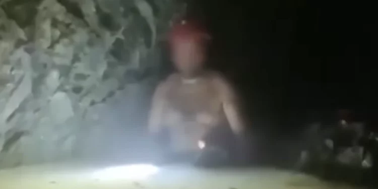 Minatori shpëtohet pasi mbeti i bllokuar nën tokë për 14 ditë