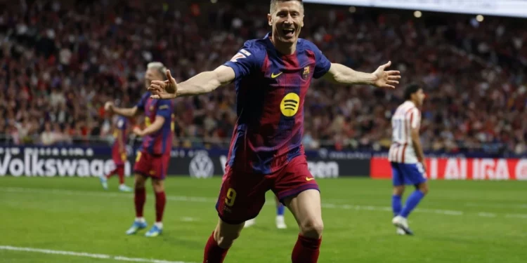 Robert Lewandowski reagon për të ardhmen e tij te Barcelona