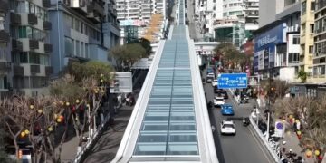 VIDEO/ Njihuni me shkallët lëvizëse më të gjata në botë! Pothuajse 1 km dhe duhen mbi 20 minuta për të arritur në majë, shikoni pamjet