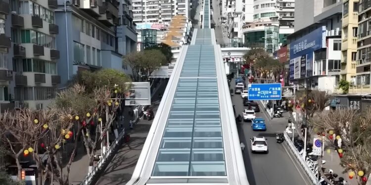 VIDEO/ Njihuni me shkallët lëvizëse më të gjata në botë! Pothuajse 1 km dhe duhen mbi 20 minuta për të arritur në majë, shikoni pamjet